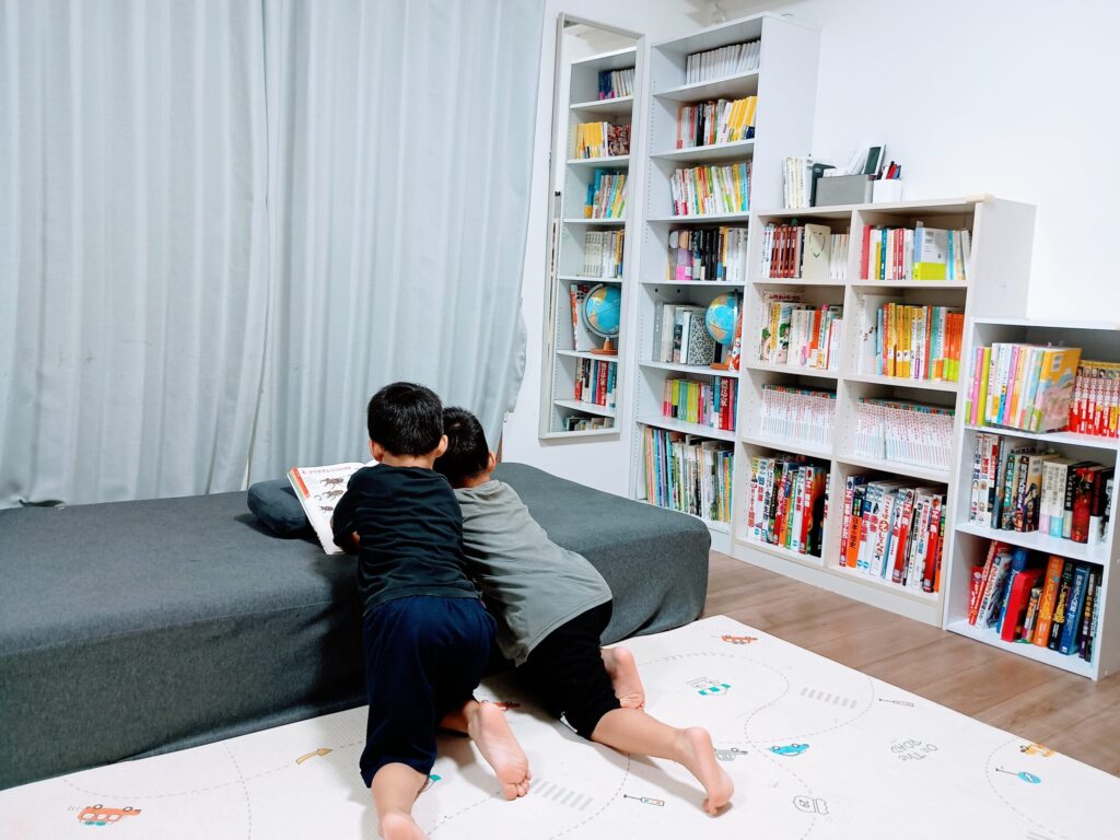 ソファで本を読む子ども