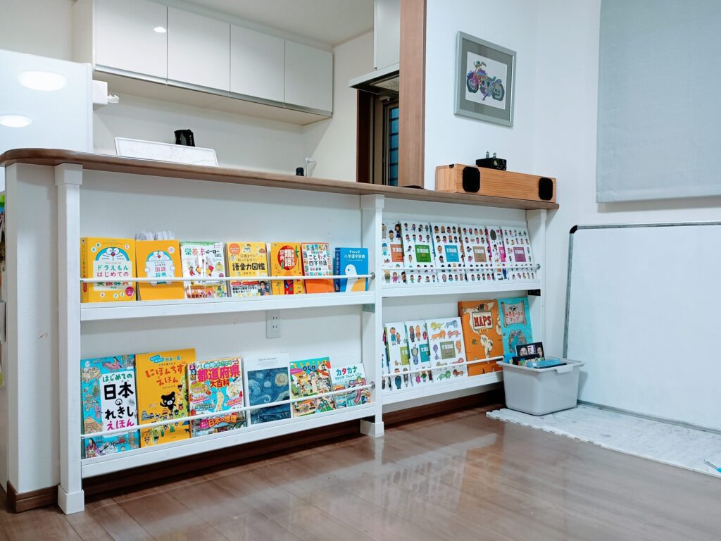 カウンタ下の本棚