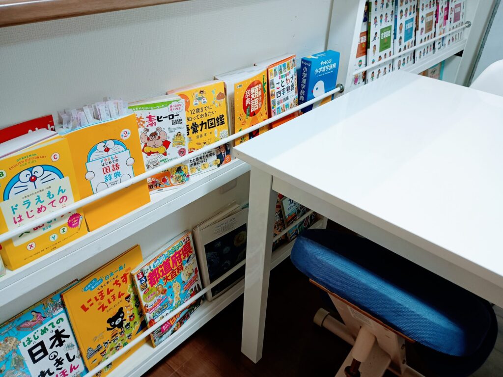 ターブルと本棚